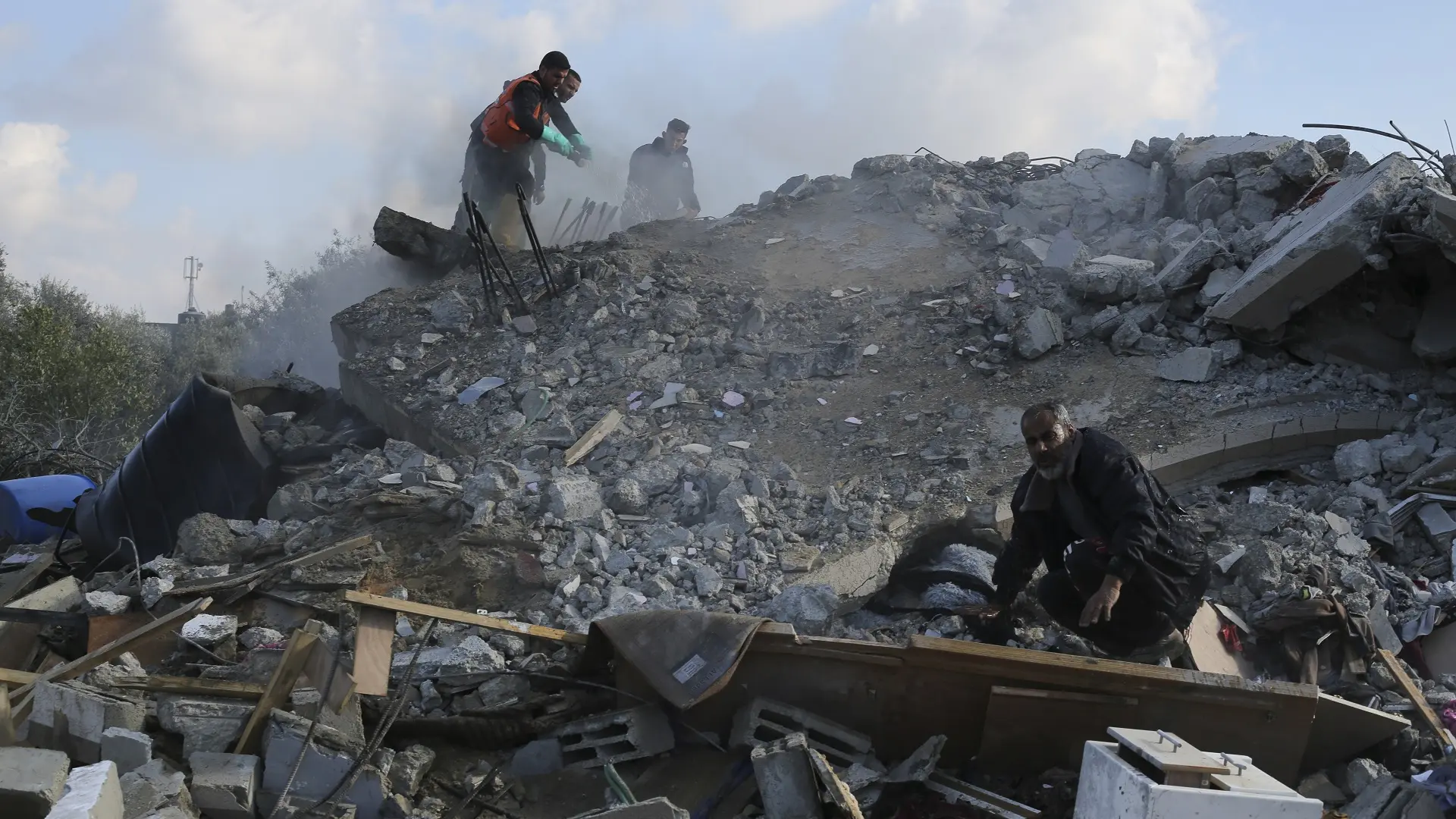 U Izraelskom Napadu Na Rafu Ubijeno Najmanje 44 Palestinca, Među Njima ...